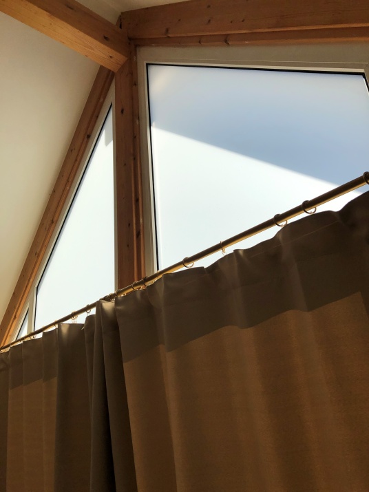 Milchglasfolie mit passgenauem Zuschnitt für ein Giebelfenster