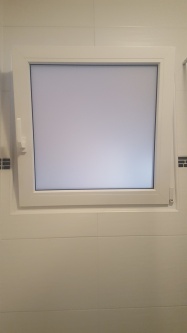 Offenes Fenster mit Milchglasfolie foliert im Bad
