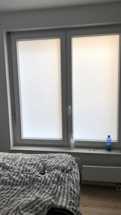 Klebefolie am Fenster mit weiß matter Optik
