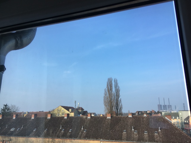 selbsthaftende Wärmeschutzfolie am Fenster