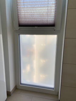 Sichtschutzfolie, bronze matt auf einem feststehenden Fenster