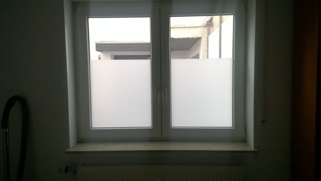 Unschöne Aussicht mit Fensterfolie kaschiert