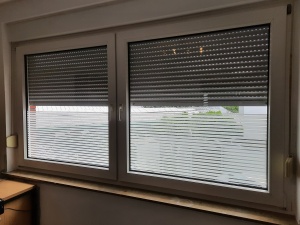 Horizontale transparent-weiße Streifenfolie mit 18mm Streifenbreite auf einem Doppelfenster