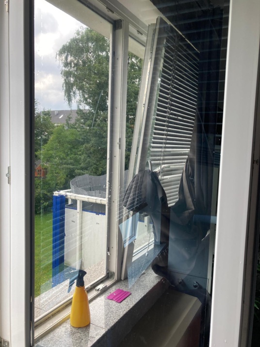Silber dunkel verspiegelte Sonnenschutzfolie auf Wohnzimmerfenster angebracht.