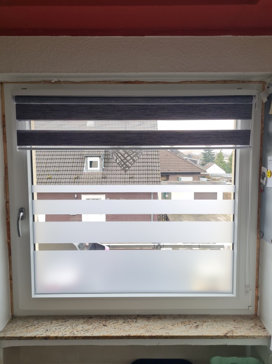 Fensterdekor mit Streifen