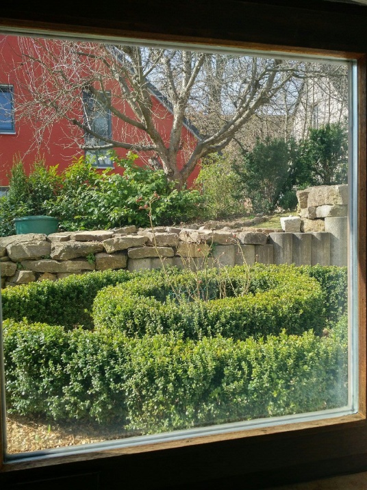 Einbruchschutzfolie an einem Fenster mit Aussicht in den Garten 2