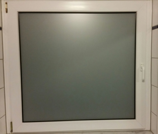 Blickdichte Milchglasfolie auf einem Badezimmer Fenster