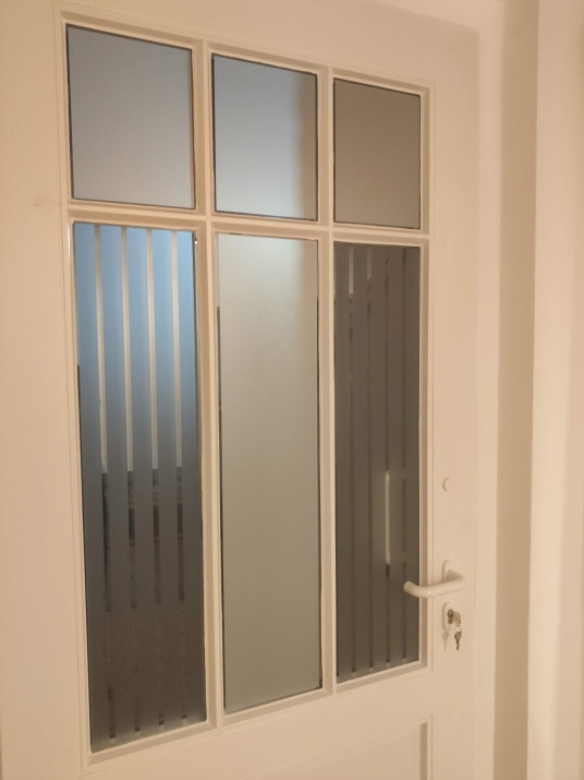 Weiße selbstklebende Folie auf einer Wohnungstür