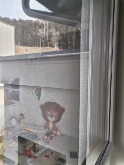 Bronze verspiegelte Spionspiegelfolie auf einem Küchenfenster angebracht