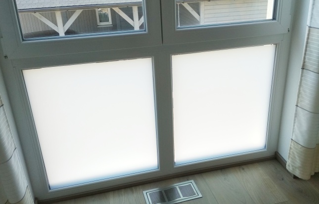Fensterfolie in weiß matt mit Sichtschutz bei Tag und Nacht