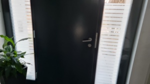 Sichtschutzfolie mit Streifen neben einer Haustür