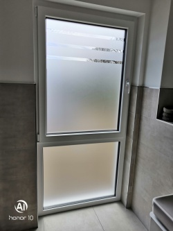 Ätzglas Sichtschutzfolie in weiß matt auf einem Badezimmerfenster