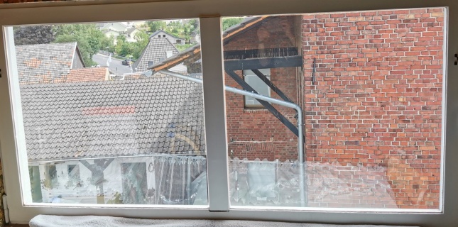 Sonnenschutzfolie Innenansicht auf einem Fenster mit Steg