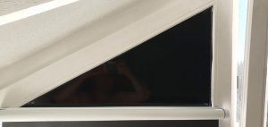 Verdunkelungsfolie in schwarz auf einem Dreiecksfenster