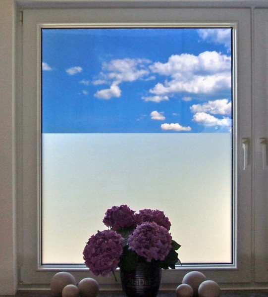 Innenansicht der Milchglasfolie auf einem Fenster
