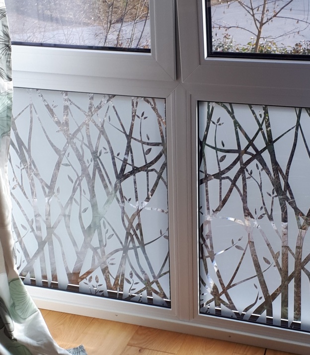 Sichtschutz am Fenster mit Folie im Design Herbstwald