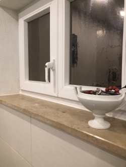 Isolierfolie in Badezimmerfenster