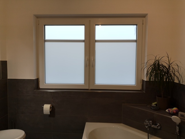 Fensterfolie mit Sichtschutz im Badezimmer
