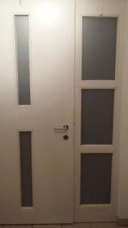 Milchglasfolie für Glaselemente einer Haustür.