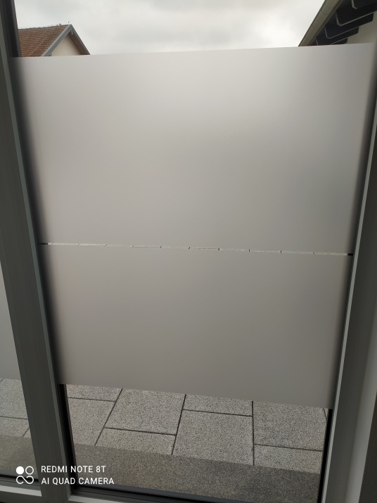 kleberlose Sichtschutzfolie im Ätzglasdesign