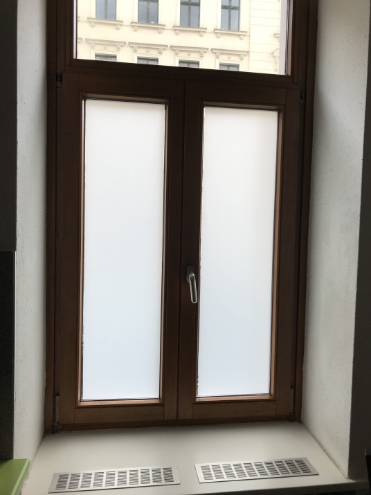 Milchglasfolie als vollflächiger Sichtschutz auf einem Altbaufenster montiert.