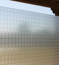 Adhäsionsfolie mit transparent-weißen Quadraten in 35mm.