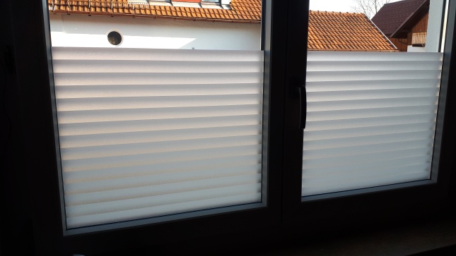 Adhäsionsfolie mit horizontal schattierten Streifen