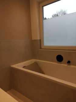 Sichtschutz im Badezimmer mit Milchglasfolie