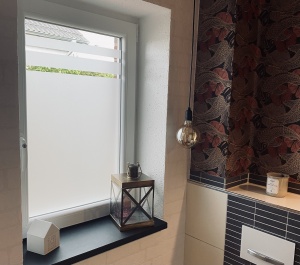Sichtschutzfolie am Fenster mit Streifendesign